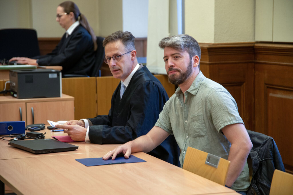 Der 38-Jährige sagte, er habe mit seinem friedlichen Protest ein Zeichen gegen den gesetzlich beschlossenen Atomausstieg setzen wollen.