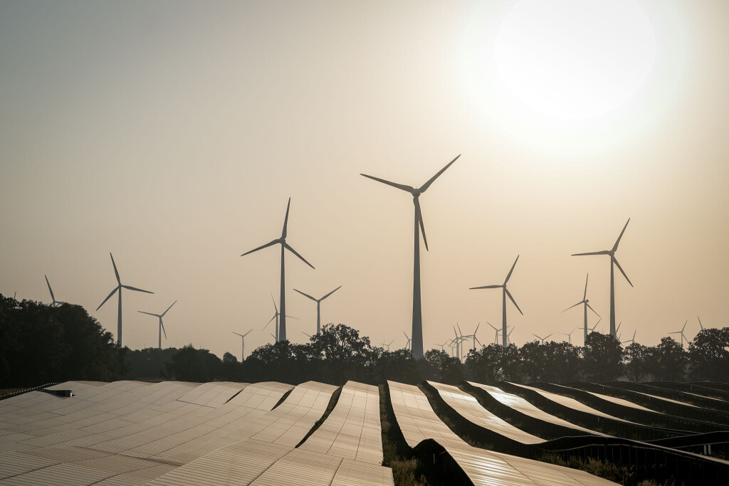 Der Wirtschaftsausschuss des Landtags hat den Weg frei gemacht für neue Entschädigungsregeln für Gemeinden und Anwohner von Windkraft- und Solaranlagen. (Symbolbild)