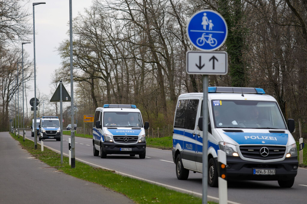 Am Forschungszentrum in Jülich treffen zahlreiche Polizeikräfte ein.