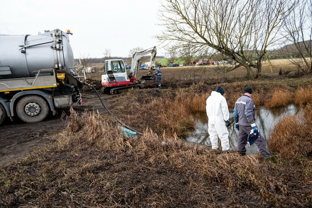 Man geht von wahrscheinlich 250.000 bis 350.000 Liter ausgetretenem Rohöl aus.