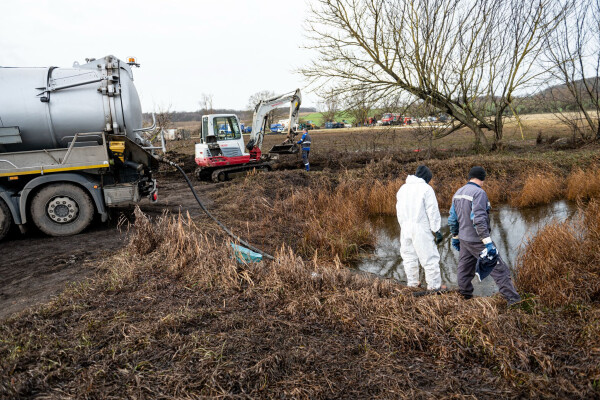 Man geht von wahrscheinlich 250.000 bis 350.000 Liter ausgetretenem Rohöl aus.