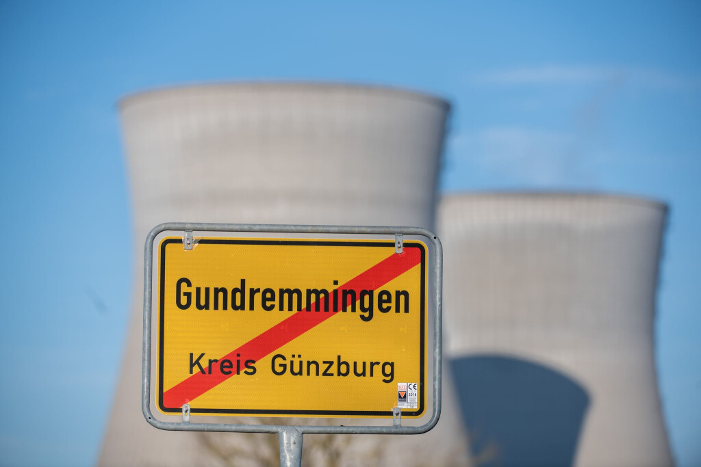Die Kühltürme des ehemaligen Kernkraftwerks in Gundremmingen sollen am Samstag gesprengt werden. (Archivbild)