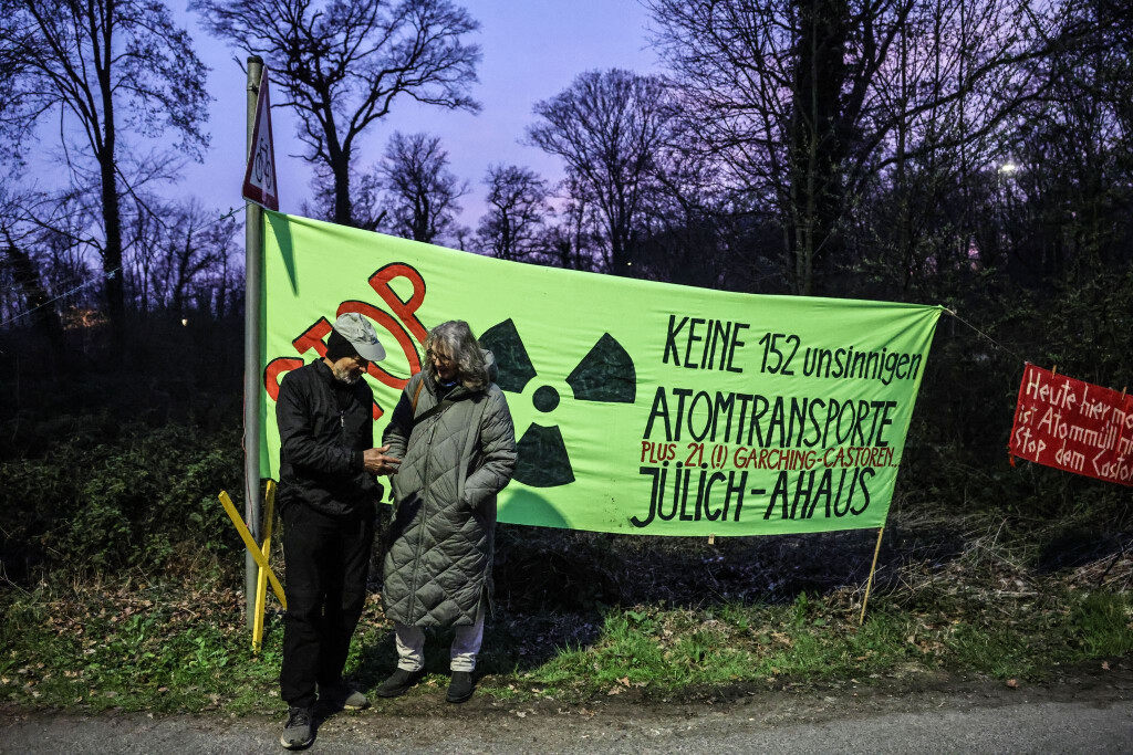 Atomkraftgegner gehen davon aus, dass der zweite Castor-Transport an diesem Dienstagabend in Jülich losfährt. Protestaktionen sind in Jülich, Bottrop und Ahaus geplant. (Archivbild)