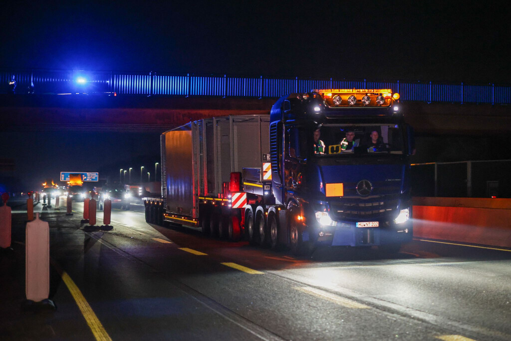 Ein Schwerlasttransporter, der einen Castor-Behälter mit Atommüll geladen hat, befährt die Bundesautobahn A3 in Höhe Bottrop, kurz bevor er auf die A31 in Richtung Münsterland wechselt. Castor-Transporte sind durch Nordrhein-Westfalen von Jülich nach Ahaus geplant.