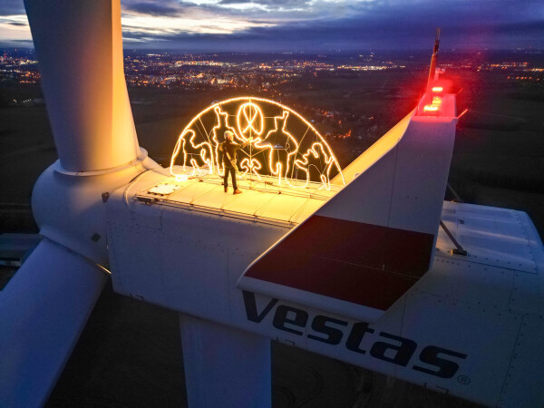 Steffen Flämig prüft die Beleuchtung an einem überdimensionalen Schwibbogen auf einem Windrad.