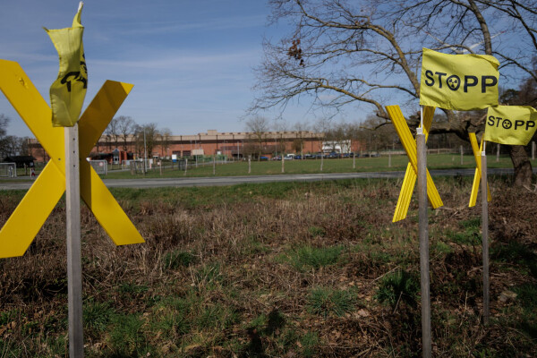 Das Verwaltungsgericht Münster hat Auflagen der Polizei für eine angemeldete Mahnwache vor dem Zwischenlager in Ahaus zum Teil bestätigt. Nicht begrenzt werden darf die Teilnehmerzahl. (Archivbild)