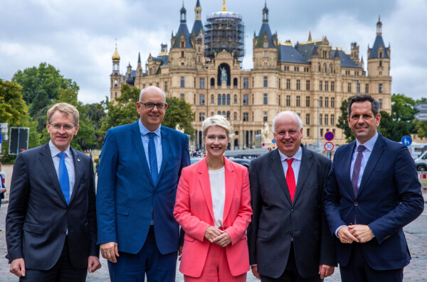 Die Regierungschefs der Nordländer sind sich einig: Windparks auf See sind weiterhin unverzichtbar.