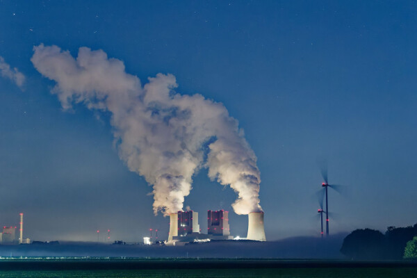 Kondensierter Wasserdampf steigt von den Kühltürmen des Braunkohlekraftwerkes Neurath auf. Das Kraftwerk stößt große Mengen Kohlendioxid aus. (Symbolbild)