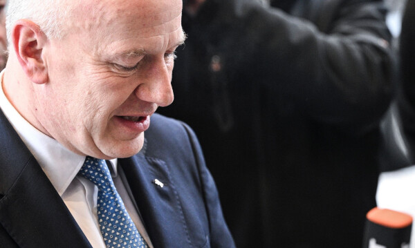 Berlins Regierender Bürgermeister Kai Wegner (CDU) verteidigt sein Verhalten am ersten Tag des Stromausfalls weiterhin. (Archivbild)