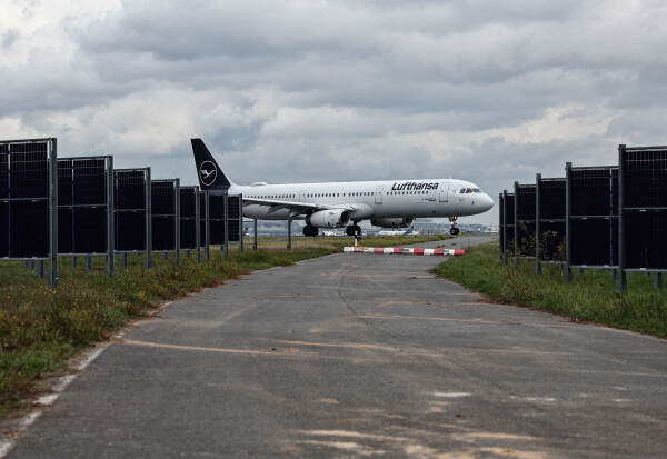 Der Frankfurter Flughafen gewinnt Solarstrom an der Startbahn West.