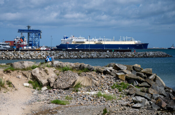 Das LNG-Terminal an Rügens Küste ist trotz Widerstands längst in Betrieb. (Archivbild)