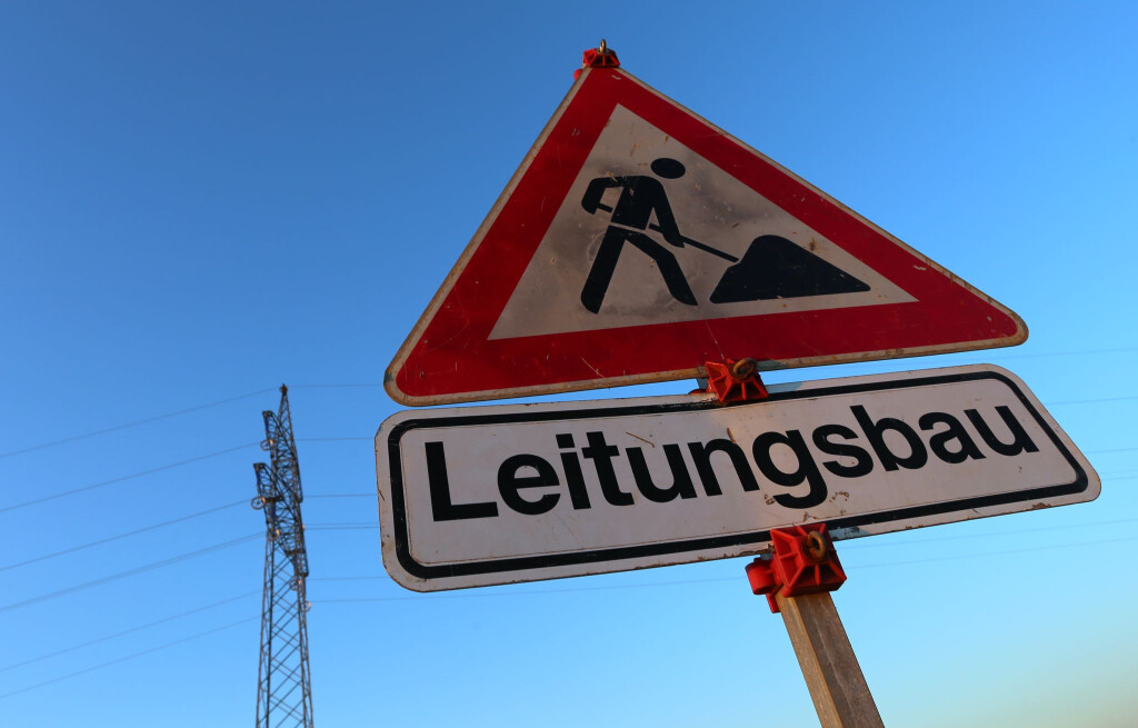 «Leitungsbau»: Dieses Verkehrsschild wird in Bayern in den nächsten Jahren womöglich häufiger zu sehen sein. (Symbolbild)
