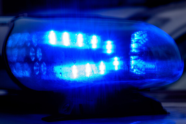 Am Freitag ist in Leipzig ein Auto gegen Stromkästen und ein Trafohäuschen geprallt – es kam zu einem Stromausfall in der Umgebung. (Symbolbild)