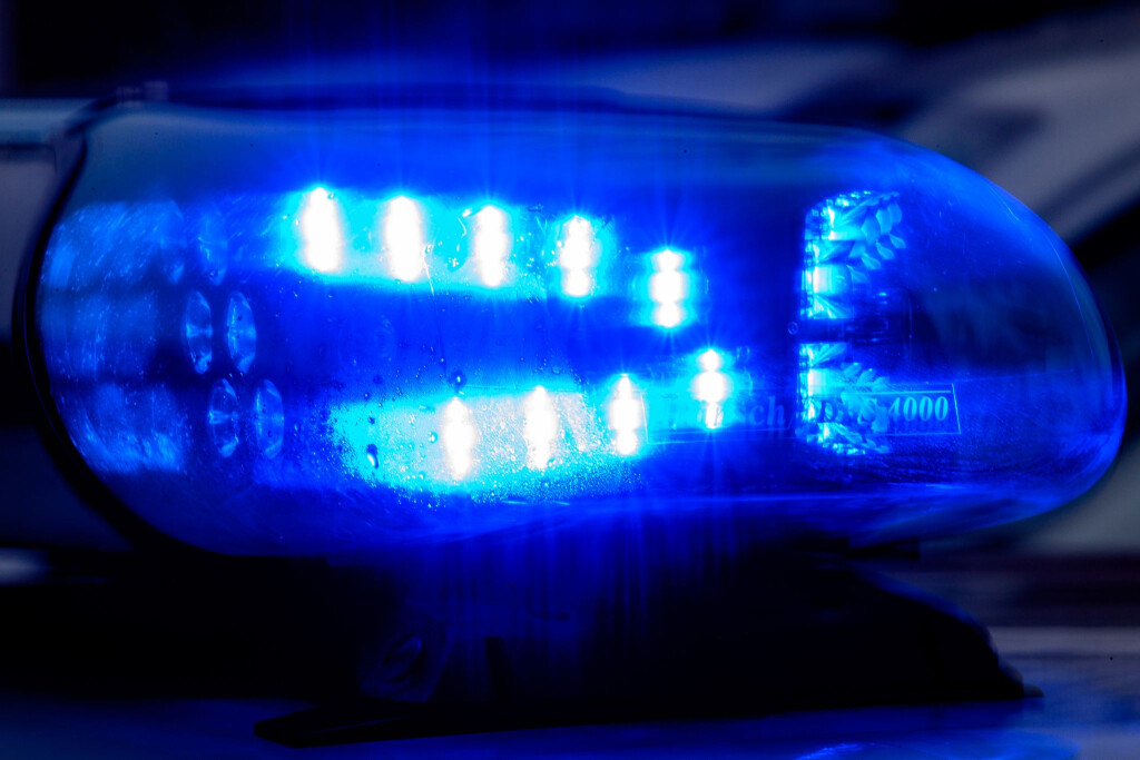 Am Freitag ist in Leipzig ein Auto gegen Stromkästen und ein Trafohäuschen geprallt – es kam zu einem Stromausfall in der Umgebung. (Symbolbild)