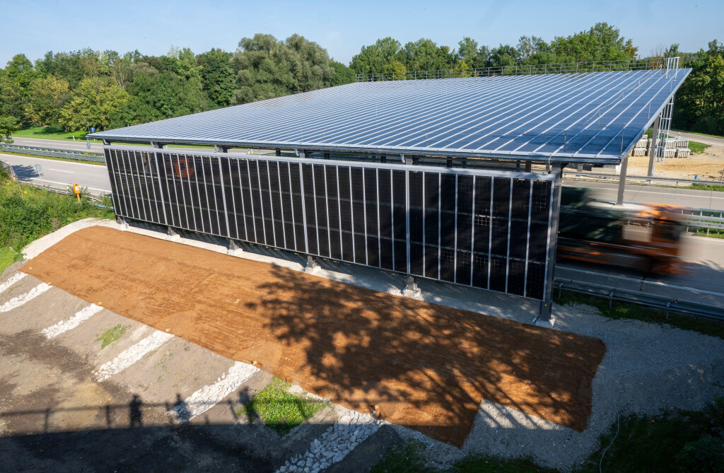 Das Solardach soll jährlich etwa 210.000 Kilowattstunden Strom erzeugen.