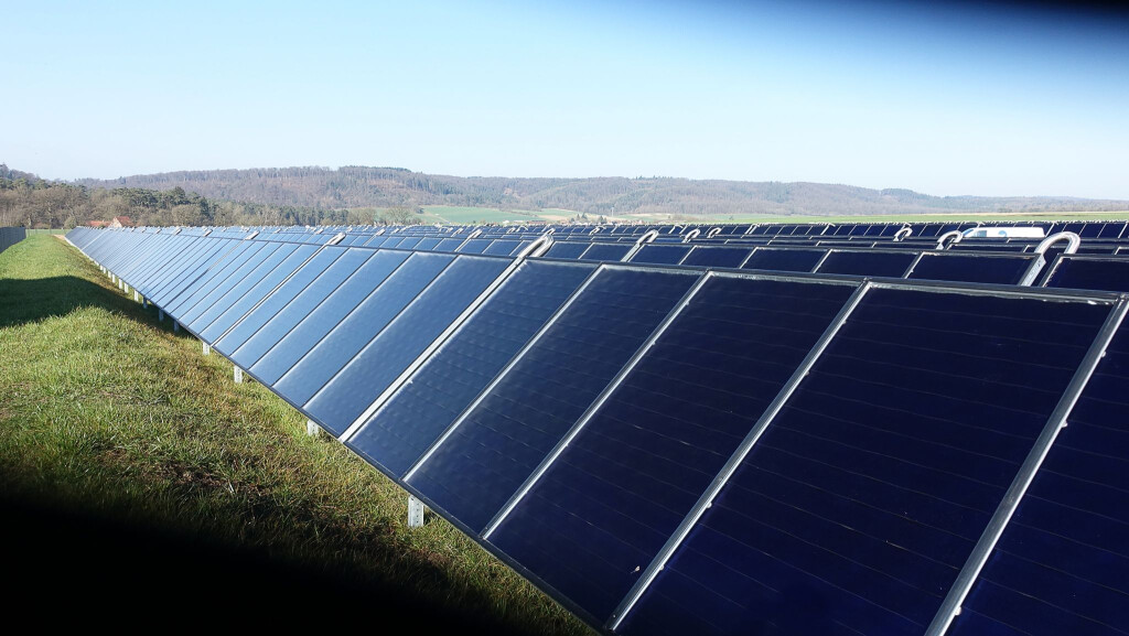 Ein Solarthermiefeld aus 855 Kollektoren ist das Herzstück des neuen solaren Wärmenetzes im Rauschenberger Ortsteil Bracht. (Handout)