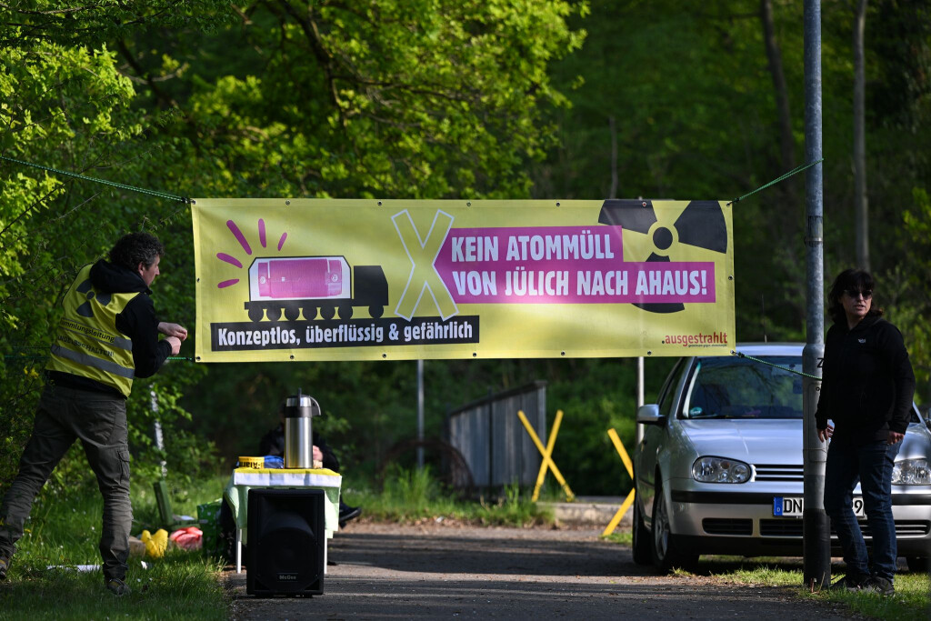 Eine Mahnwache von Atomkraftgegnern in Jülich.