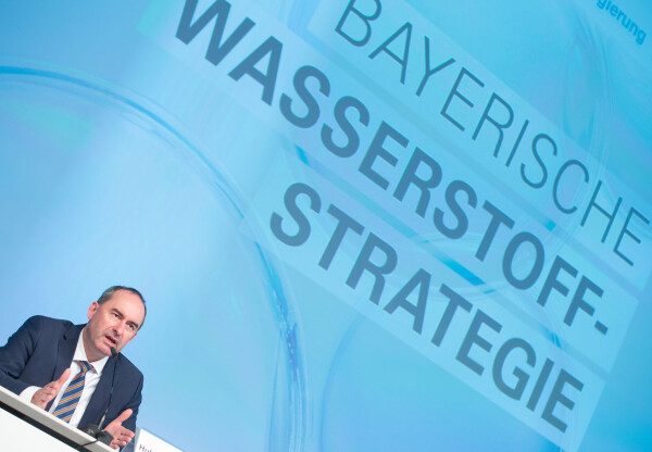 Wirtschaftsminister Hubert Aiwanger im Jahr 2020 bei der Vorstellung der bayerischen Wasserstoffstrategie. (Archivbild)