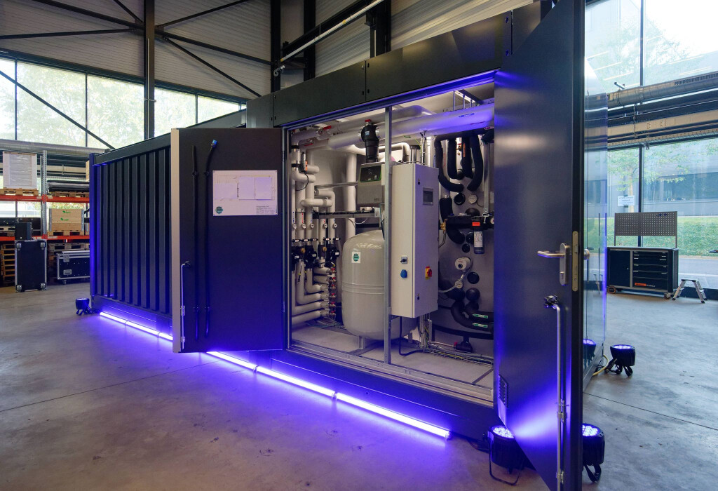 In der Anlage von der Größe eines kleinen Containers sind eine Luftwärmepumpe sowie alle wichtigen Teile für die Heizanlage installiert.