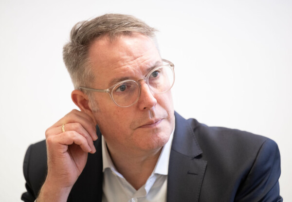 Eine Entscheidung der EU-Kommission ermöglicht mehr Unterstützung der Industrie und ist nach Einschätzung von Ministerpräsident Alexander Schweitzer (SPD) positiv für Rheinland-Pfalz.