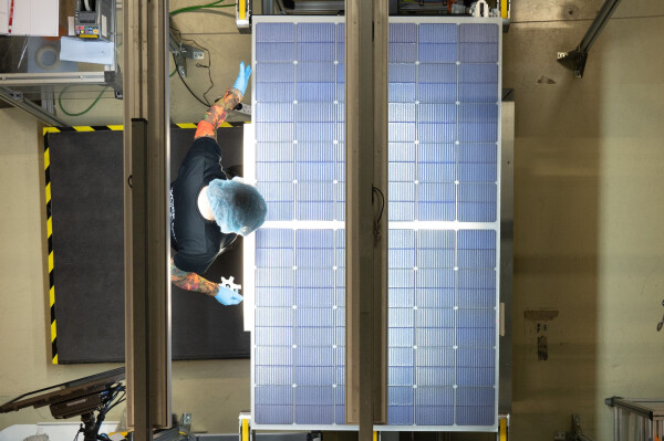 Laut Insolvenzverwalter Flöther gibt es für den Solarmodulhersteller eine Reihe von Interessenten. (Archivbild)