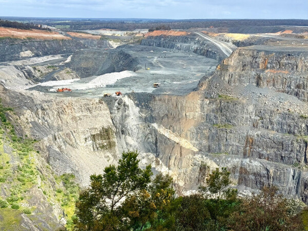 Der Blick  auf die riesige Greenbushes-Mine ist atemberaubend.