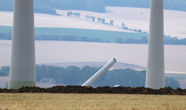 Der Turms einer Windenergieanlage fällt nach der Sprengung im Windpark Druiberg.