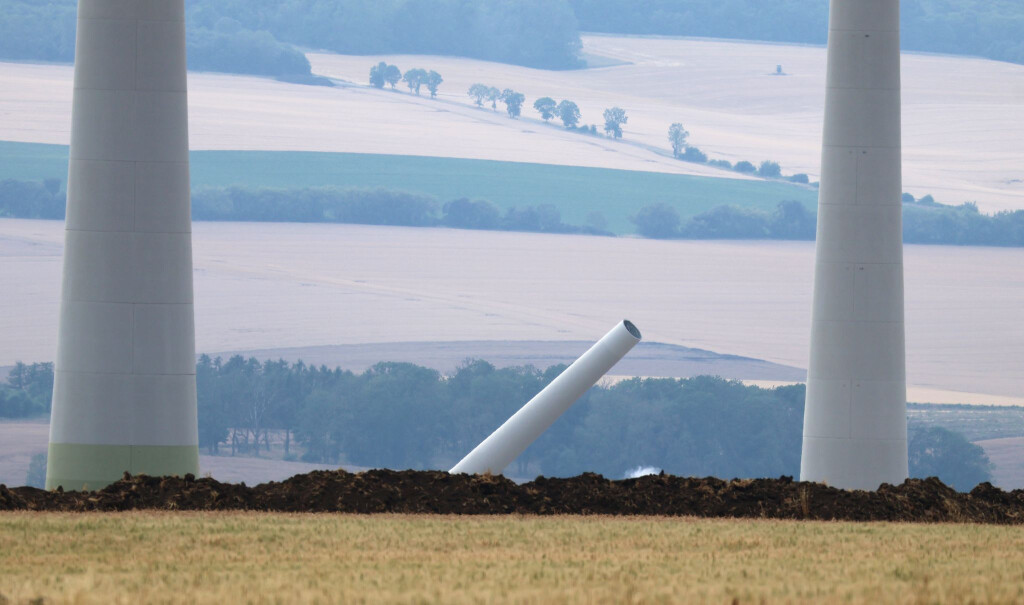 Der Turms einer Windenergieanlage fällt nach der Sprengung im Windpark Druiberg.