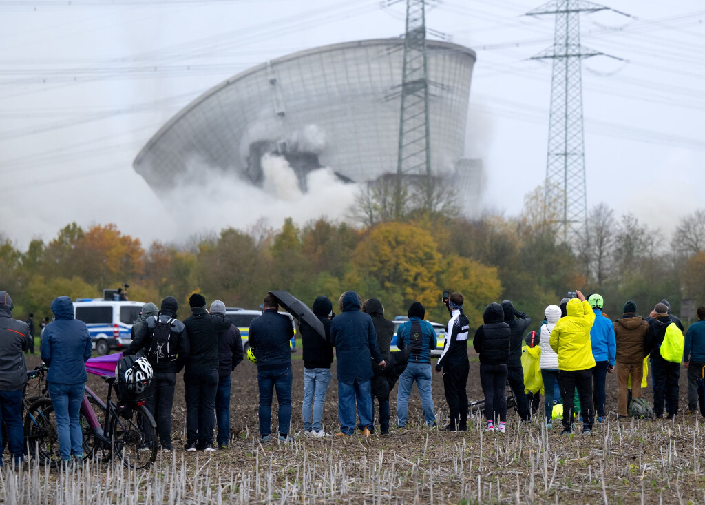 Der zweite Kühlturm des stillgelegten Kernkraftwerkes Gundremmingen stürzt nach der Sprengung zusammen