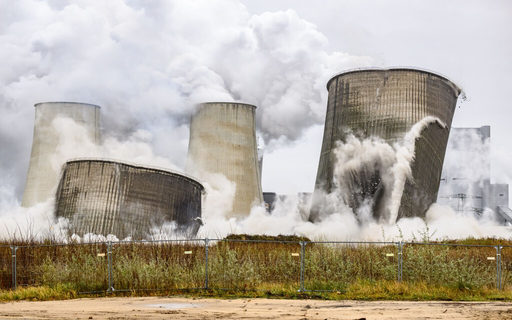 Auf der Fläche, auf der vor einem Jahr Kühltürme des Altkraftwerks gesprengt wurden, soll die „GigaBattery Boxberg 400“ entstehen (Archivbild)