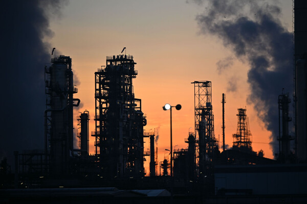 Die Kapazitäten der europäischen Raffinerien sollen voll genutzt werden, schreibt die EU-Kommission. (Symbolbild)