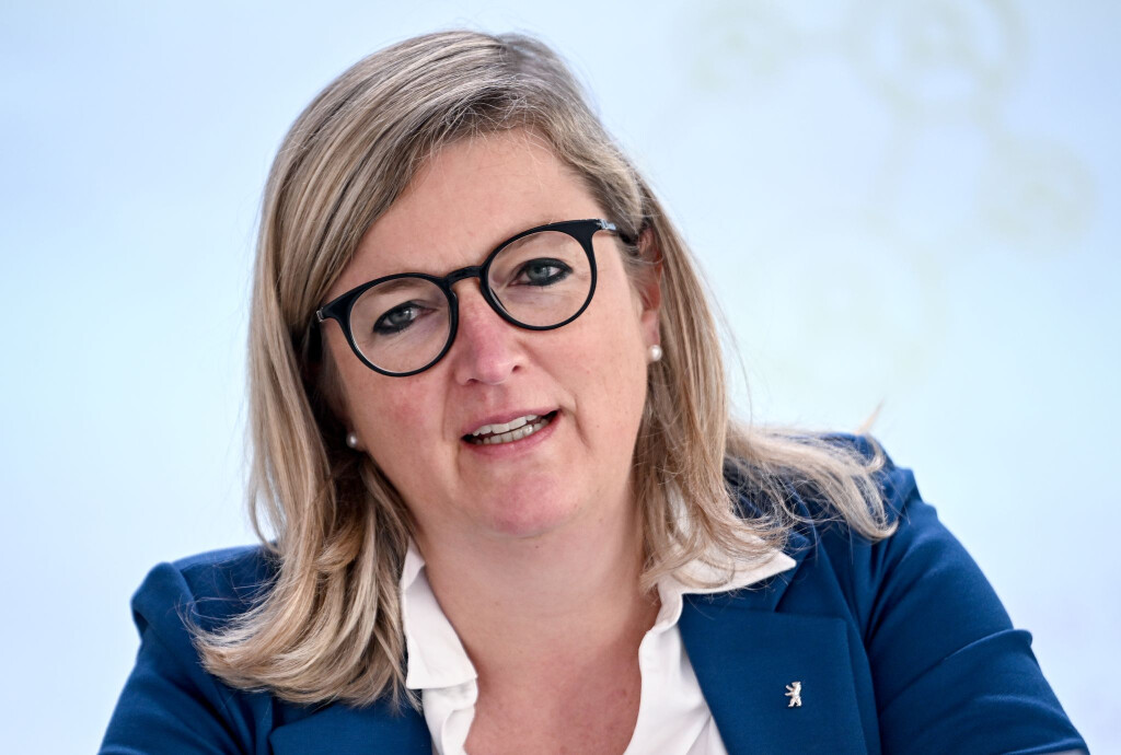 Angesichts der gestiegenen Spritpreise kann sich Brandenburgs Wirtschaftsministerin Martina Klement (CSU) eine zeitweilige Erhöhung der Pendlerpauschale vorstellen. (Archivbild)