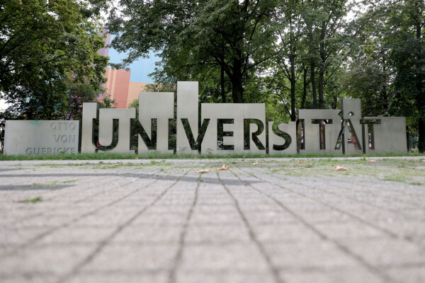 Die Universität Magdeburg baut Carports mit Solaranlagen für rund 400 Autos. (Archivbild)