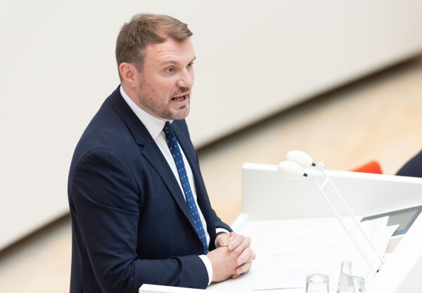 Brandenburgs Wirtschaftsminister Daniel Keller (SPD) hält Stabilität und Weltoffenheit für wichtig für die Unternehmen.