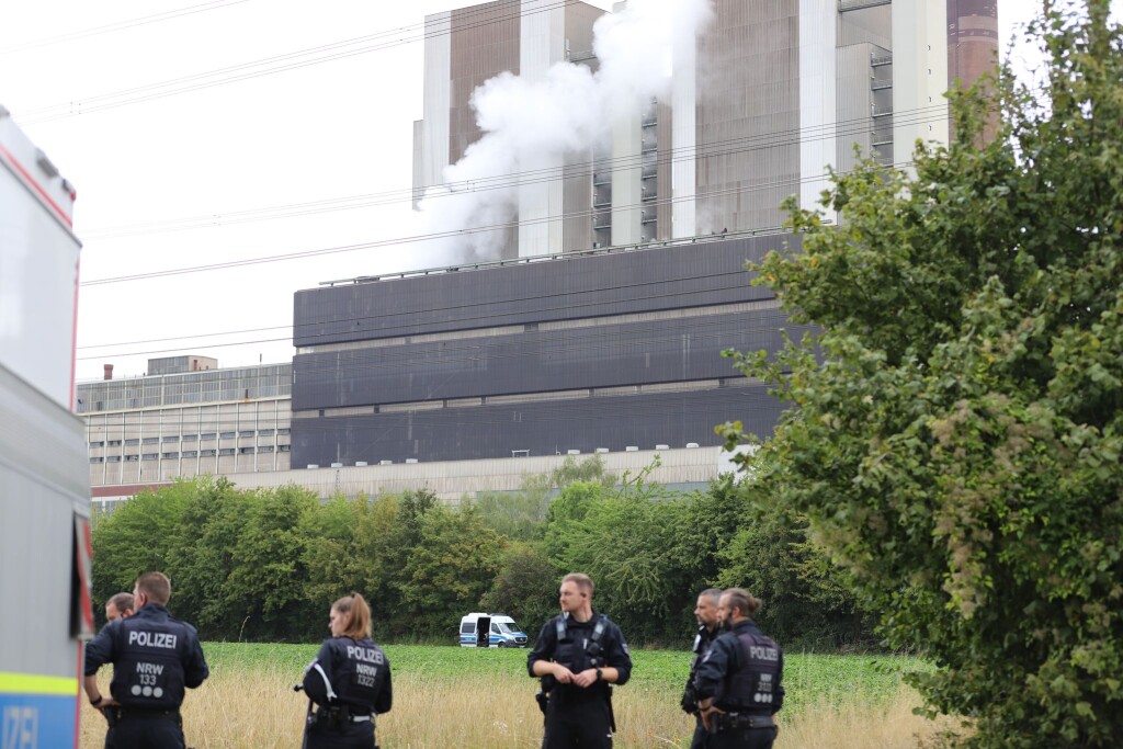 Polizisten sind in der Nähe des Kraftwerks Weisweiler im Einsatz.