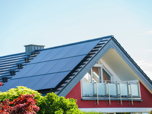 Besitzer privater Solaranlagen müssen teilweise monatelang auf ihre Einspeisevergütung warten. Die Eon-Tochtergesellschaft Westnetz bittet betroffene Kunden auf ihrer Homepage um «Entschuldigung für die längere Bearbeitungsdauer». (Archivbild)