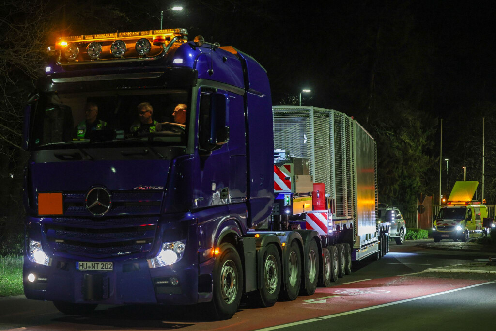Ein Schwerlasttransporter verlässt mit einem Castor-Behälter den Standort Jülich. (Archivbild)