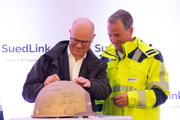 In Nortorf wurde der Grundstein für den Stromkonverter Wilster gelegt - Tobias Goldschmidt und Thorsten Dietz unterschrieben auf einem symbolischen Bauhelm.