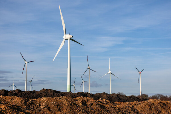 Bei Stromüberangebot müssen Netzbetreiber die Einspeisung von Wind- und Solaranlagen drosseln, um die Netze stabil zu halten (Illustration)