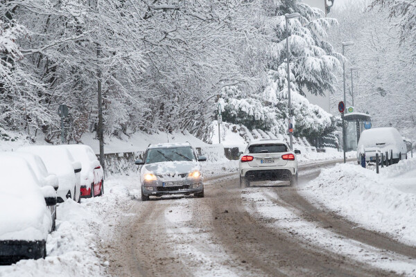 Das Winterwetter in Franken hat viele Auswirkungen - Bäume, die unter der Schneelast zusammenbrechen, führen beispielsweise zu Stromausfällen. (Symbolbild)
