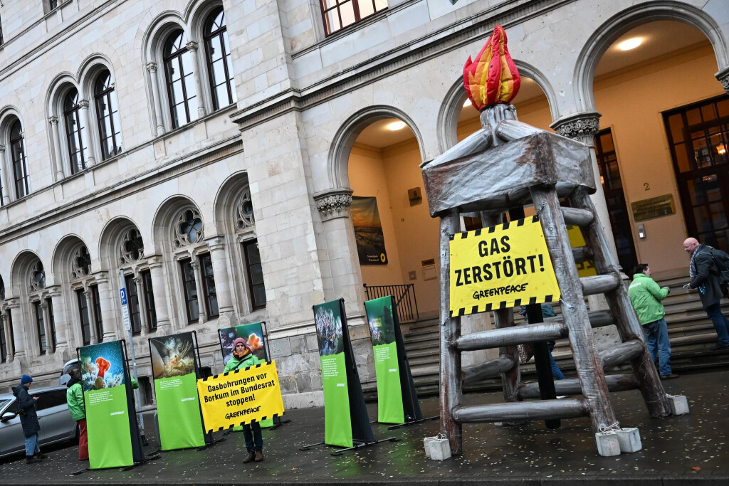 Vor dem Umweltministerium machen Greenpeace-Aktivisten mit einem Bohrturm-Protest auf die umstrittene Gasförderung vor Borkum aufmerksam.