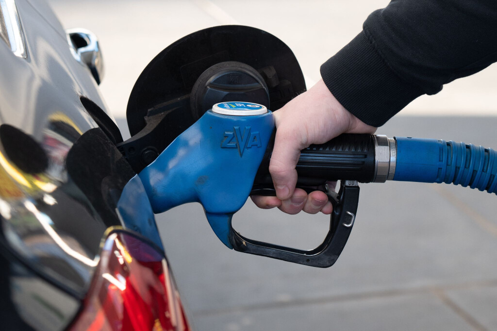 Eine Mehrheit rechnet nicht mit Preissenkungen beim Tanken. (Archivbild)