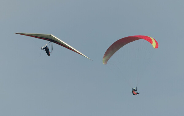 Gleitschirm- und Drachenflieger kreisen am Himmel. Im Sauerland wollte ein Verein für diesen Sport den Bau von Windrädern verhindern - erfolglos. (Symbolbild)