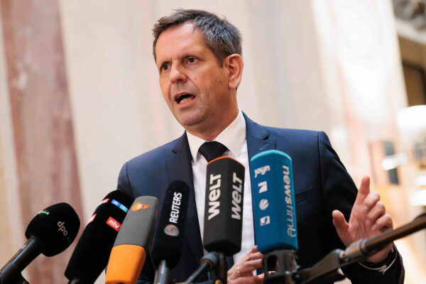 Olaf Lies (SPD), Ministerpräsident von Niedersachsen, gibt ein Statement während der Sitzung des Bundesrates.
