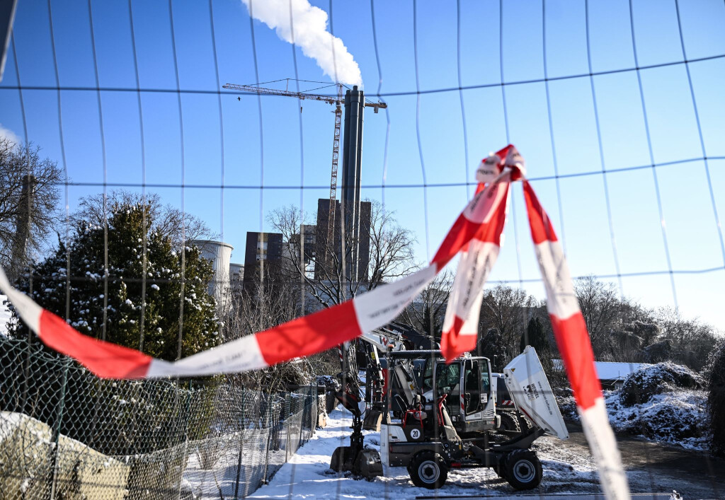 Nach dem Brandanschlag sichert nun eine zweite provisorische Leitung die Stromversorgung im Berliner Südwesten ab. (Archivbild)