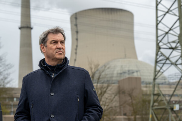 Nach dem Austritt Deutschlands aus der Kernenergie fordert CSU-Chef Markus Söder neue Wege zur Nutzung der Atomkraft. Sein Verweis auf kanadische Mini-Meiler sorgt nun für Kritik von den Grünen. (Archivbild)