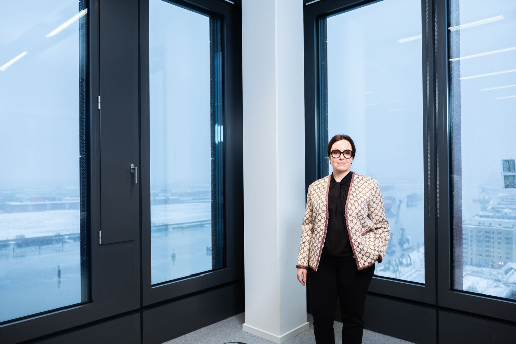 Die Schwedin Borg leitet seit 2020 den staatseigenen schwedischen Energiekonzern Vattenfall, der Deutschland zu seinen Kernmärkten zählt. Auf dem Bild steht Borg in der Hamburger Vattenfall-Zentrale. Im  Hintergrund ist die Norderelbe zu sehen. (Archivbild)