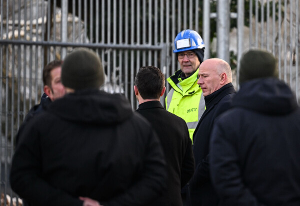 Berlins Regierender Bürgermeister Kai Wegner (CDU) besuchte mehrere Baustellen, an denen an der Wiederherstellung der Stromversorgung gearbeitet wird.