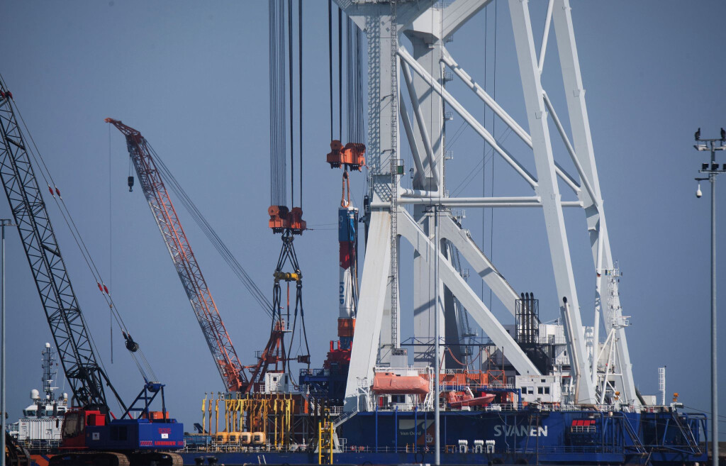 Das Kranschiff «Svanen» kann sogenannte Monopiles - das sind Pfähle, auf denen die Windräder errichtet werden - in den Meeresboden rammen. (Archivbild)