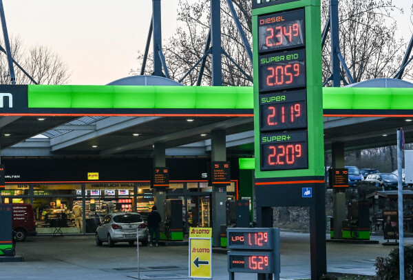 Der Bundestag stimmt am Donnerstag über ein Spritpaket ab.